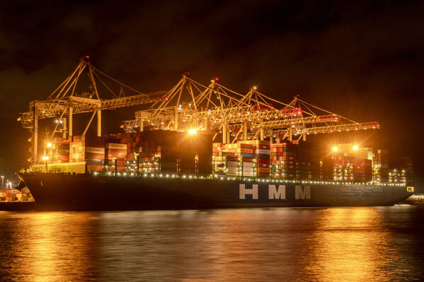 photographer David Blandford Photography night modelling photo taken at Southampton Container Terminal