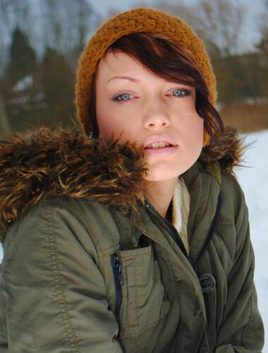 photographer Pete Stone portraiture modelling photo. winter girl.