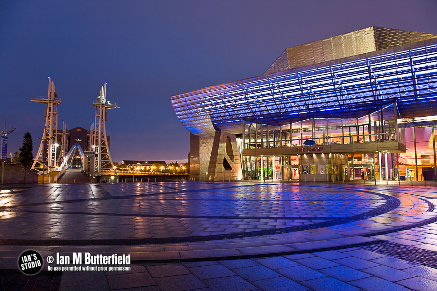 photographer ianbutty night  photo taken at Salford Quays